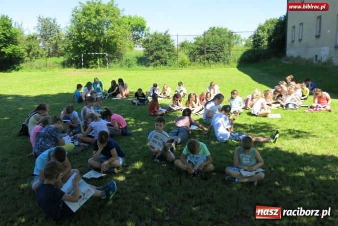 Zdjęcie w galerii na portalu naszraciborz.pl: Jak nie czytam, jak czytam... na zielonej trawce  wiadomości z regionu