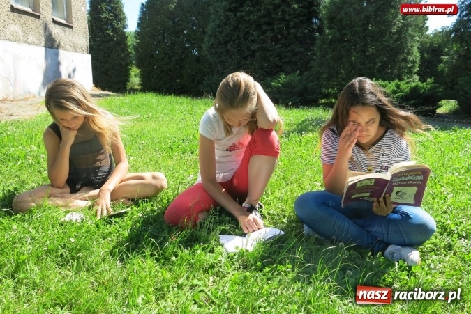 Zdjęcie w galerii na portalu naszraciborz.pl: Jak nie czytam, jak czytam... na zielonej trawce  wiadomości z regionu