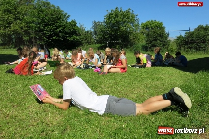 Zdjęcie w galerii na portalu naszraciborz.pl: Jak nie czytam, jak czytam... na zielonej trawce  wiadomości z regionu