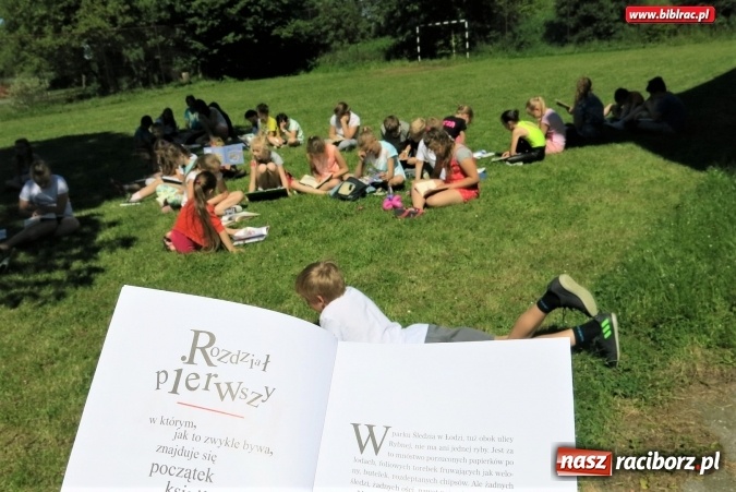 Zdjęcie w galerii na portalu naszraciborz.pl: Jak nie czytam, jak czytam... na zielonej trawce  wiadomości z regionu