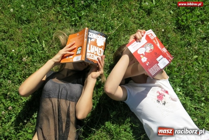 Zdjęcie w galerii na portalu naszraciborz.pl: Jak nie czytam, jak czytam... na zielonej trawce  wiadomości z regionu
