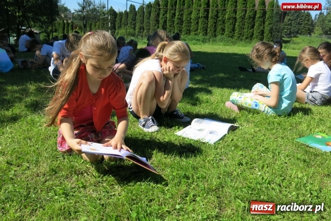 Zdjęcie w galerii na portalu naszraciborz.pl: Jak nie czytam, jak czytam... na zielonej trawce  wiadomości z regionu