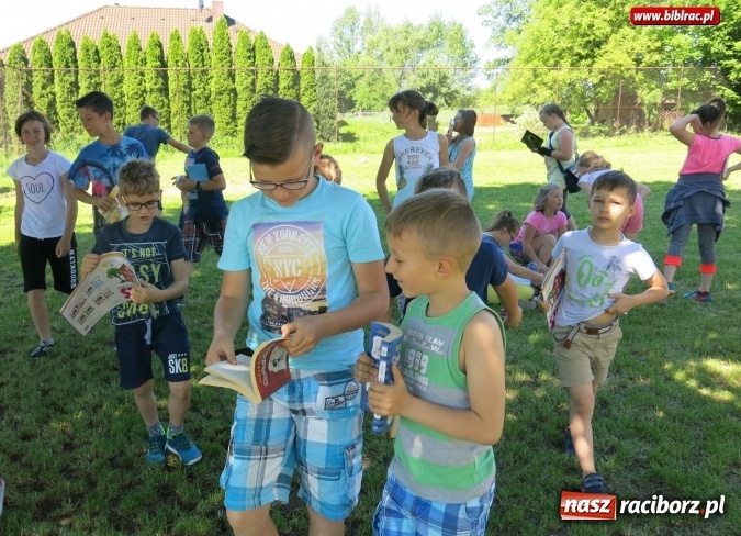 Zdjęcie w galerii na portalu naszraciborz.pl: Jak nie czytam, jak czytam... na zielonej trawce  wiadomości z regionu