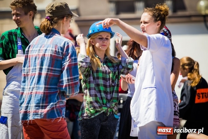 Zdjęcie w galerii na portalu naszraciborz.pl: Studencki flash mob na raciborskim Rynku wiadomości z regionu