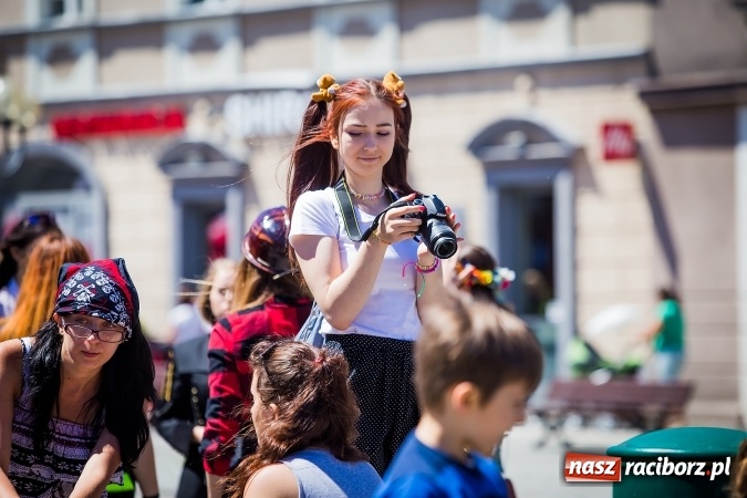 Zdjęcie w galerii na portalu naszraciborz.pl: Studencki flash mob na raciborskim Rynku wiadomości z regionu
