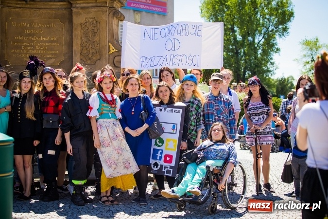 Zdjęcie w galerii na portalu naszraciborz.pl: Studencki flash mob na raciborskim Rynku wiadomości z regionu