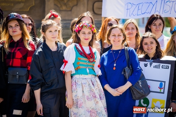 Zdjęcie w galerii na portalu naszraciborz.pl: Studencki flash mob na raciborskim Rynku wiadomości z regionu