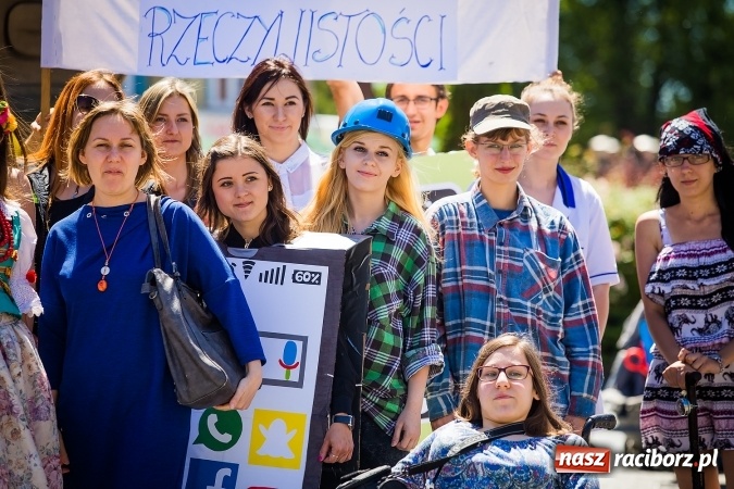 Zdjęcie w galerii na portalu naszraciborz.pl: Studencki flash mob na raciborskim Rynku wiadomości z regionu