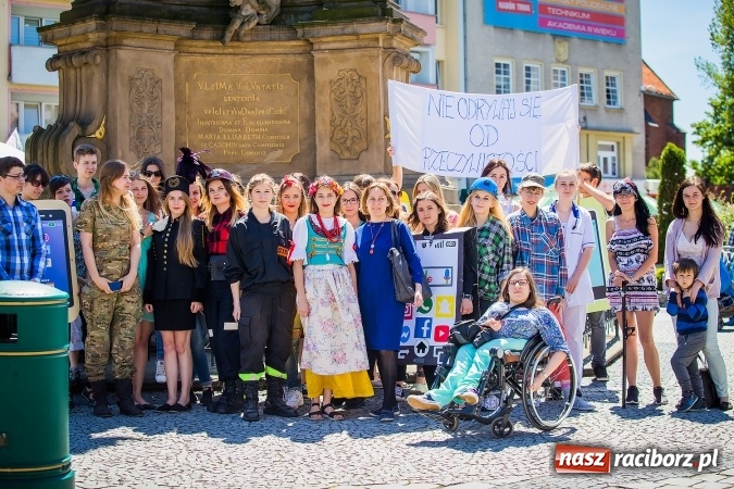 Zdjęcie w galerii na portalu naszraciborz.pl: Studencki flash mob na raciborskim Rynku wiadomości z regionu