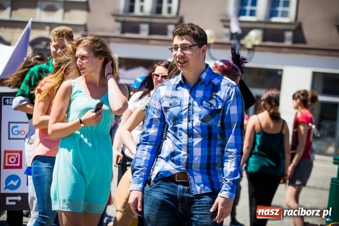 Zdjęcie w galerii na portalu naszraciborz.pl: Studencki flash mob na raciborskim Rynku wiadomości z regionu