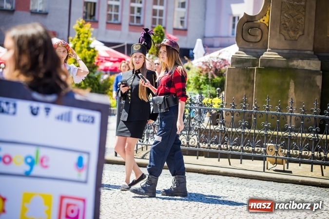 Zdjęcie w galerii na portalu naszraciborz.pl: Studencki flash mob na raciborskim Rynku wiadomości z regionu