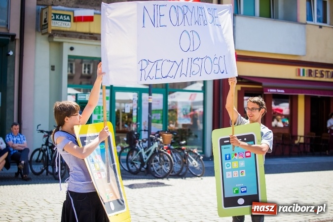 Zdjęcie w galerii na portalu naszraciborz.pl: Studencki flash mob na raciborskim Rynku wiadomości z regionu