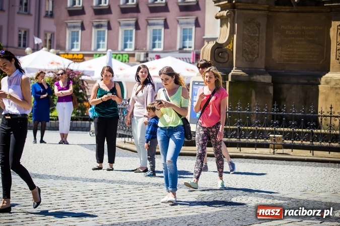 Zdjęcie w galerii na portalu naszraciborz.pl: Studencki flash mob na raciborskim Rynku wiadomości z regionu
