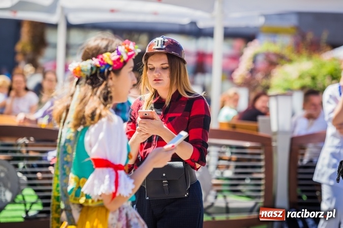 Zdjęcie w galerii na portalu naszraciborz.pl: Studencki flash mob na raciborskim Rynku wiadomości z regionu