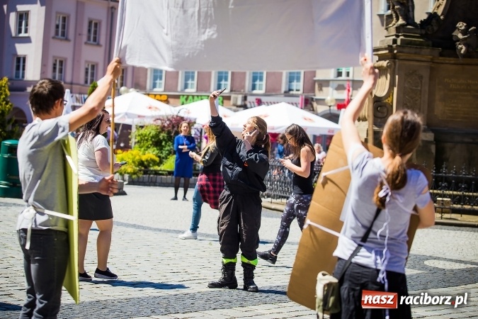 Zdjęcie w galerii na portalu naszraciborz.pl: Studencki flash mob na raciborskim Rynku wiadomości z regionu