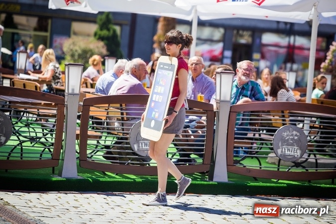 Zdjęcie w galerii na portalu naszraciborz.pl: Studencki flash mob na raciborskim Rynku wiadomości z regionu