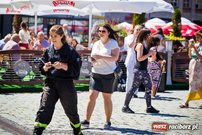 Zdjęcie w galerii na portalu naszraciborz.pl: Studencki flash mob na raciborskim Rynku wiadomości z regionu