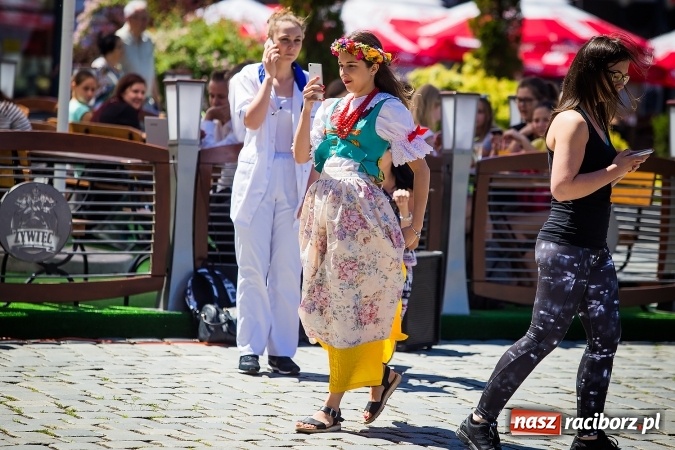 Zdjęcie w galerii na portalu naszraciborz.pl: Studencki flash mob na raciborskim Rynku wiadomości z regionu