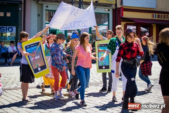 Zdjęcie w galerii na portalu naszraciborz.pl: Studencki flash mob na raciborskim Rynku wiadomości z regionu