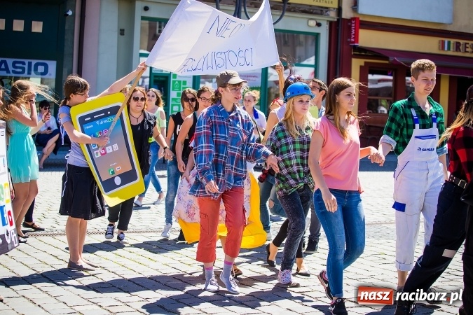 Zdjęcie w galerii na portalu naszraciborz.pl: Studencki flash mob na raciborskim Rynku wiadomości z regionu