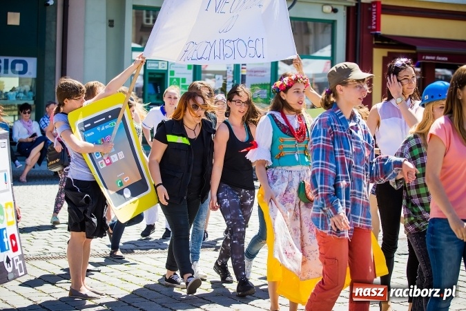 Zdjęcie w galerii na portalu naszraciborz.pl: Studencki flash mob na raciborskim Rynku wiadomości z regionu
