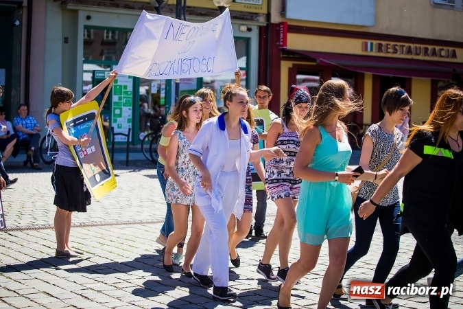 Zdjęcie w galerii na portalu naszraciborz.pl: Studencki flash mob na raciborskim Rynku wiadomości z regionu