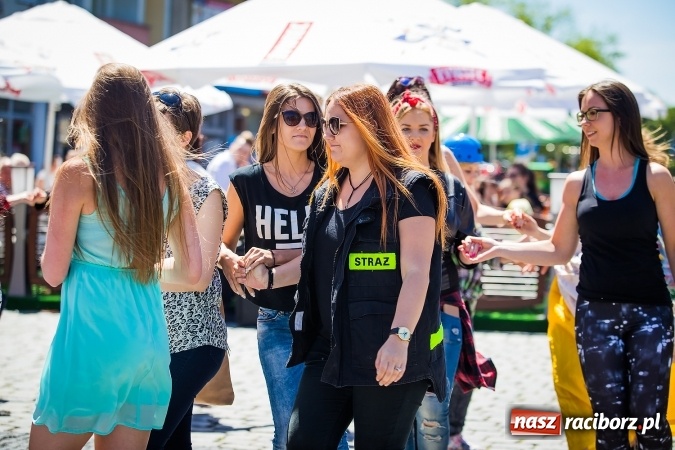 Zdjęcie w galerii na portalu naszraciborz.pl: Studencki flash mob na raciborskim Rynku wiadomości z regionu