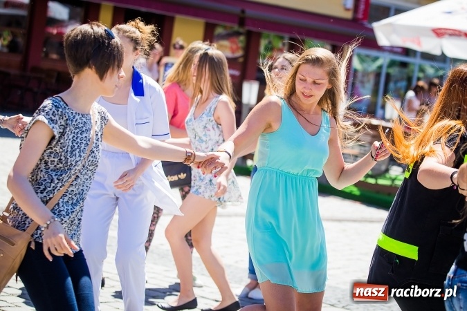 Zdjęcie w galerii na portalu naszraciborz.pl: Studencki flash mob na raciborskim Rynku wiadomości z regionu