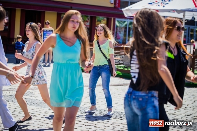 Zdjęcie w galerii na portalu naszraciborz.pl: Studencki flash mob na raciborskim Rynku wiadomości z regionu
