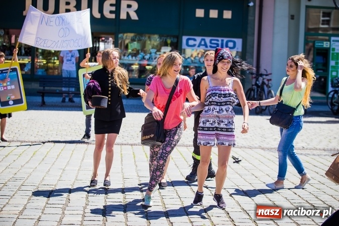 Zdjęcie w galerii na portalu naszraciborz.pl: Studencki flash mob na raciborskim Rynku wiadomości z regionu
