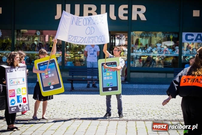 Zdjęcie w galerii na portalu naszraciborz.pl: Studencki flash mob na raciborskim Rynku wiadomości z regionu