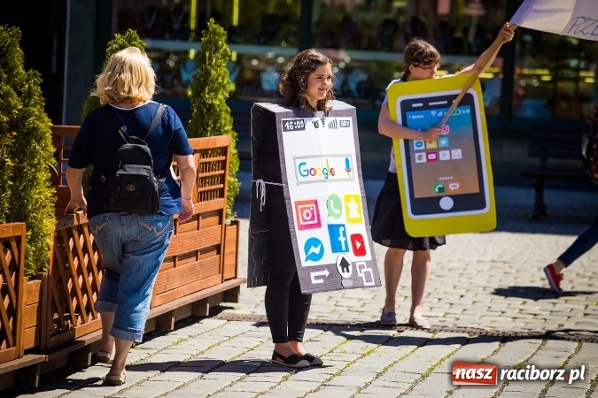 Zdjęcie w galerii na portalu naszraciborz.pl: Studencki flash mob na raciborskim Rynku wiadomości z regionu
