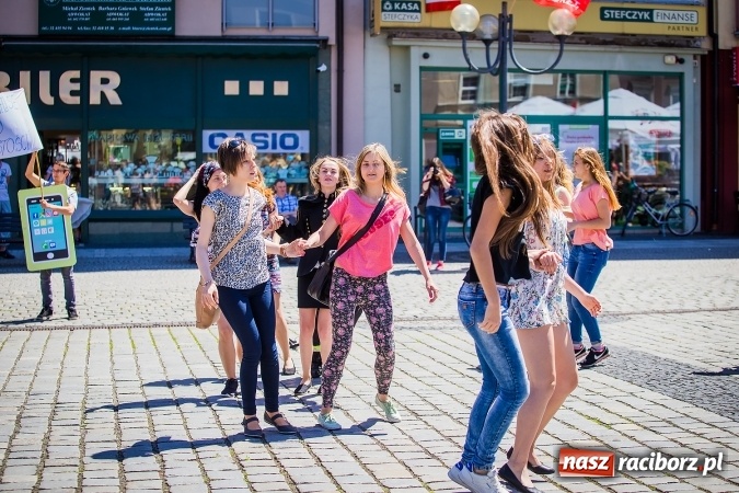 Zdjęcie w galerii na portalu naszraciborz.pl: Studencki flash mob na raciborskim Rynku wiadomości z regionu