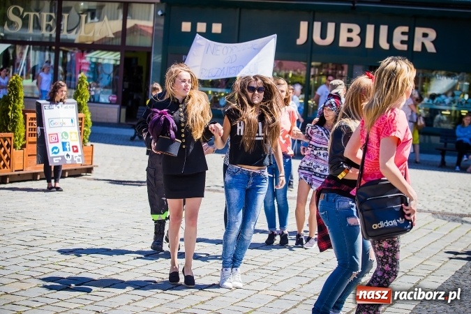Zdjęcie w galerii na portalu naszraciborz.pl: Studencki flash mob na raciborskim Rynku wiadomości z regionu
