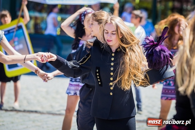 Zdjęcie w galerii na portalu naszraciborz.pl: Studencki flash mob na raciborskim Rynku wiadomości z regionu