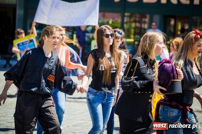 Zdjęcie w galerii na portalu naszraciborz.pl: Studencki flash mob na raciborskim Rynku wiadomości z regionu