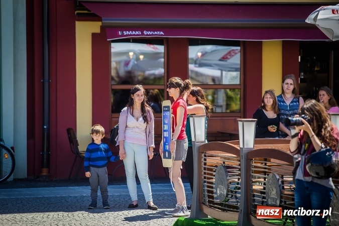Zdjęcie w galerii na portalu naszraciborz.pl: Studencki flash mob na raciborskim Rynku wiadomości z regionu