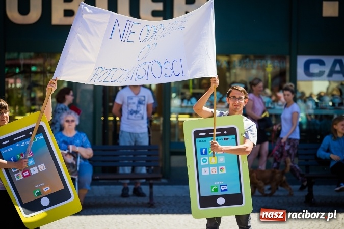 Zdjęcie w galerii na portalu naszraciborz.pl: Studencki flash mob na raciborskim Rynku wiadomości z regionu