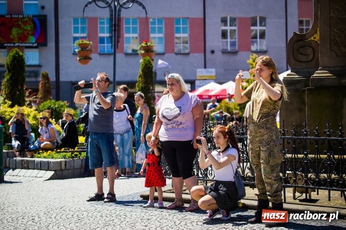 Zdjęcie w galerii na portalu naszraciborz.pl: Studencki flash mob na raciborskim Rynku wiadomości z regionu
