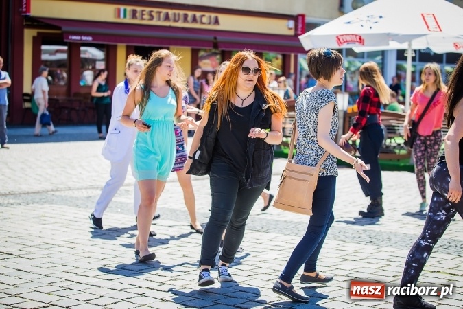 Zdjęcie w galerii na portalu naszraciborz.pl: Studencki flash mob na raciborskim Rynku wiadomości z regionu