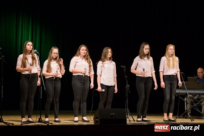 Zdjęcie w galerii na portalu naszraciborz.pl: Powiatowy Festiwal Twórczości Artystycznej - koncert galowy w RCK wiadomości z regionu