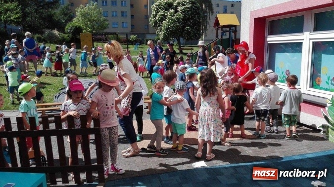 Zdjęcie w galerii na portalu naszraciborz.pl: Tańce, śpiewy i uśmiechnięte buzie, czyli Dzień Dziecka w Przedszkolu nr 15 wiadomości z regionu