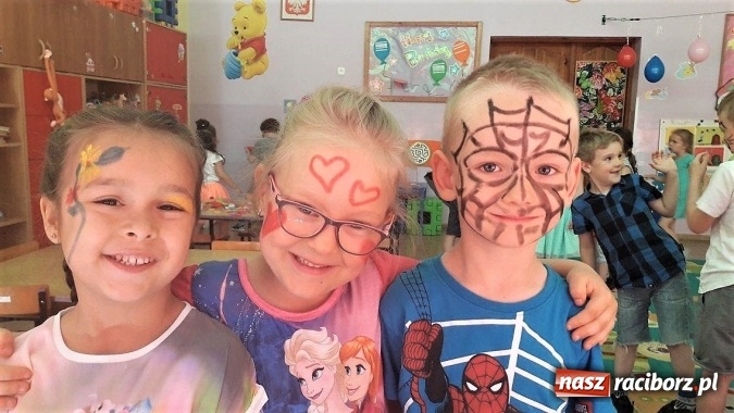 Zdjęcie w galerii na portalu naszraciborz.pl: Tańce, śpiewy i uśmiechnięte buzie, czyli Dzień Dziecka w Przedszkolu nr 15 wiadomości z regionu