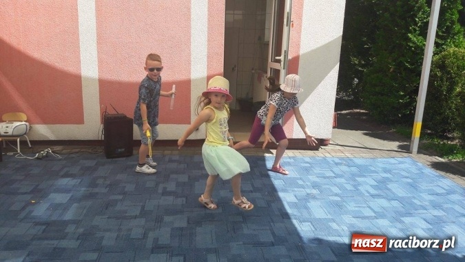 Zdjęcie w galerii na portalu naszraciborz.pl: Tańce, śpiewy i uśmiechnięte buzie, czyli Dzień Dziecka w Przedszkolu nr 15 wiadomości z regionu