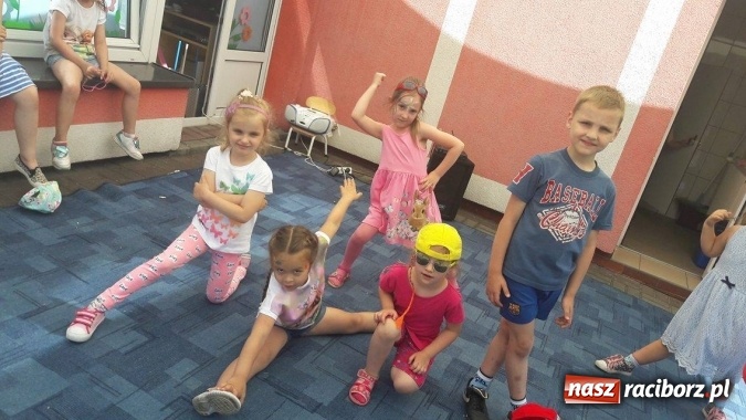 Zdjęcie w galerii na portalu naszraciborz.pl: Tańce, śpiewy i uśmiechnięte buzie, czyli Dzień Dziecka w Przedszkolu nr 15 wiadomości z regionu