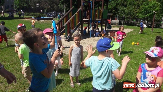 Zdjęcie w galerii na portalu naszraciborz.pl: Tańce, śpiewy i uśmiechnięte buzie, czyli Dzień Dziecka w Przedszkolu nr 15 wiadomości z regionu