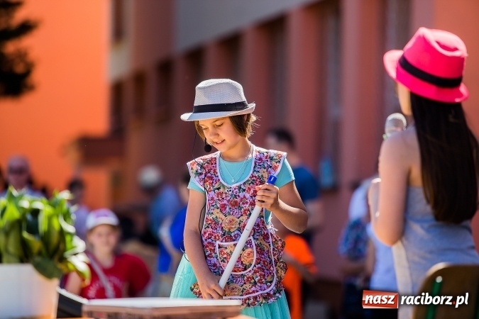 Zdjęcie w galerii na portalu naszraciborz.pl: Moc atrakcji na festynie rodzinnym w Szkole Podstawowej nr 15 wiadomości z regionu