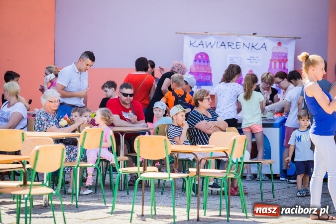 Zdjęcie w galerii na portalu naszraciborz.pl: Moc atrakcji na festynie rodzinnym w Szkole Podstawowej nr 15 wiadomości z regionu
