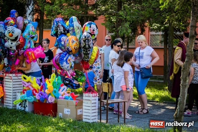 Zdjęcie w galerii na portalu naszraciborz.pl: Moc atrakcji na festynie rodzinnym w Szkole Podstawowej nr 15 wiadomości z regionu