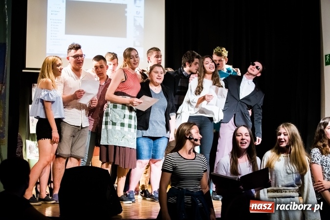 Zdjęcie w galerii na portalu naszraciborz.pl: Ostatni występ Irrealis w Młodzieżowym Domu Kultury wiadomości z regionu